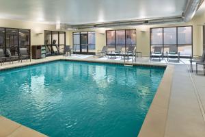 - une grande piscine d'eau bleue dans un bâtiment dans l'établissement Fairfield by Marriott Inn & Suites Decatur, à Decatur