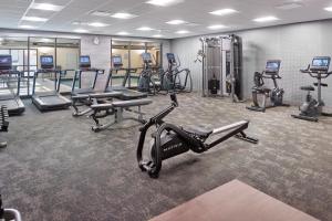 une salle de sport avec de nombreux tapis roulants et machines dans l'établissement Fairfield by Marriott Inn & Suites Decatur, à Decatur