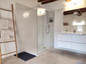 Mercatello sul Metauro的住宿－Ca' dei Giuli，一间带玻璃淋浴和水槽的浴室