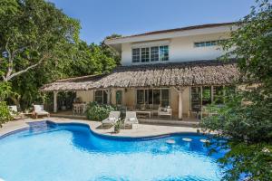 プンタ・カナにある5-Bedroom Pool Villa for up to 10 people in Puntacana Resort & Clubの家の前のスイミングプール