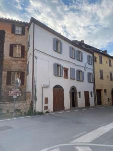 パニカーレにあるAntica Casa dei Fratiの通路脇白い建物