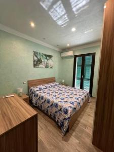 a bedroom with a bed in a room at Appartamento un mare di fiori in Ventimiglia