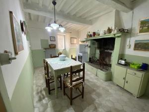 eine Küche mit einem Tisch und Stühlen im Zimmer in der Unterkunft Antica Casa dei Frati in Panicale