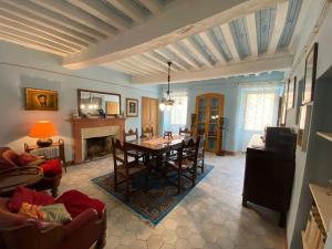 ein Wohnzimmer mit einem Tisch und einem Kamin in der Unterkunft Antica Casa dei Frati in Panicale