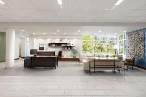 una sala de estar con un sofá y una mesa en Fairfield by Marriott Inn & Suites Key West at The Keys Collection, en Key West