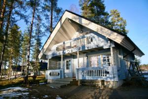 ein kleines Haus mit einem Gameradach in der Unterkunft Lossisaari Tourist Center in Keitele
