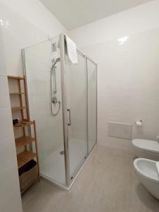 y baño blanco con ducha y aseo. en Residence Borromeo en Cesano Maderno