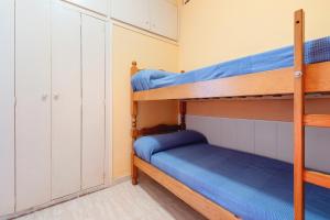 Poschodová posteľ alebo postele v izbe v ubytovaní Apartamento Agua de Sal