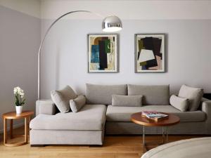 سوفيتل باريس آرك دو تريومف في باريس: غرفة معيشة مع أريكة وطاولة