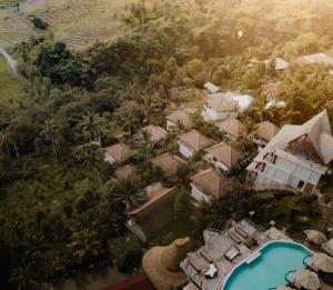 羅威那的住宿－Maha Hills Resort Lovina，享有带游泳池的度假村的空中景致