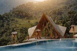 Bazén v ubytovaní Maha Hills Resort by Mahaprana Experience alebo v jeho blízkosti