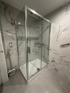 um chuveiro com uma porta de vidro na casa de banho em ARC Montgeron em Montgeron