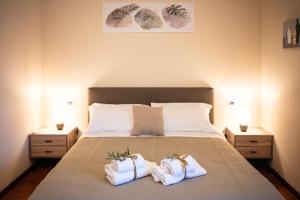 una camera da letto con un letto con due asciugamani sopra di Natuscia Country Villa - Private Jacuzzi - Garden a Ronciglione