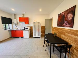 een keuken met een tafel en stoelen in een kamer bij Casa Luz Apartamento 3 