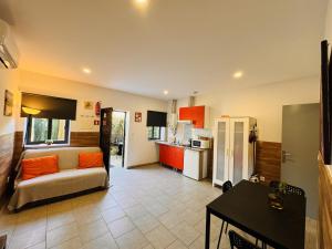 een woonkamer met een bank en een keuken bij Casa Luz Apartamento 3 
