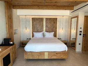 Łóżko lub łóżka w pokoju w obiekcie Τhe Noverian Antama Organic Beach Resort Chania