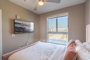 1 dormitorio con cama y ventana grande en Luxury 3 Bedroom 2 Bath Loft! Beautiful Views, en Los Ángeles