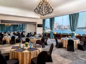 Posezení v ubytování Sofitel Cairo Nile El Gezirah
