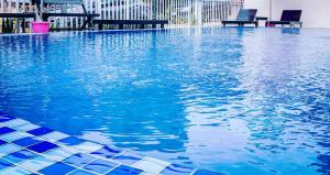een zwembad met blauw water in een gebouw bij Queens guesthouse in Vang Vieng
