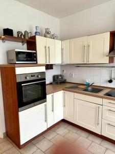 A kitchen or kitchenette at Retro Flat mit Garten, BBQ, Parken