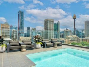 雪梨的住宿－悉尼鉑爾曼海德公園酒店，享有城市美景的屋顶游泳池