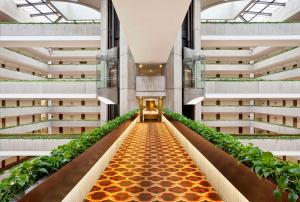 uma vista para um corredor de edifício com plantas em Hyatt Regency O'Hare Chicago em Rosemont