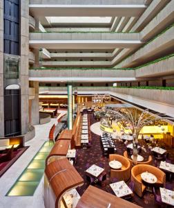 una vista sul soffitto di un ristorante con tavoli e sedie di Hyatt Regency O'Hare Chicago a Rosemont