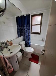La salle de bains est pourvue d'un lavabo, de toilettes et d'une fenêtre. dans l'établissement Casa aislada 1 piso Peñaflor-Malloco, à Talagante