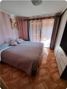 - une chambre avec un grand lit et une grande fenêtre dans l'établissement Casa aislada 1 piso Peñaflor-Malloco, à Talagante