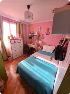 - une chambre avec un lit et un bureau dans l'établissement Casa aislada 1 piso Peñaflor-Malloco, à Talagante