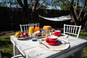 una mesa de madera con comida y bebidas. en Natuscia Country Villa - Private Jacuzzi - Garden, en Ronciglione