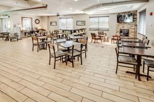 A restaurant or other place to eat at Best Western Port Columbus
