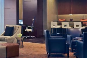 a living room with chairs chairs and a table at Hyatt Regency O'Hare Chicago in Rosemont