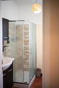 un bagno con doccia in vetro e lavandino di Natuscia Country Villa - Private Jacuzzi - Garden a Ronciglione