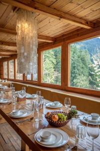 una sala da pranzo con tavolo e cesto di frutta di Elivaas Skyline Luxury 4BHK Entire Home in Narkanda a Shimla