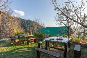 Un jardín fuera de ELIVAAS 4 BHK with Garden & Sauna - Skylounge