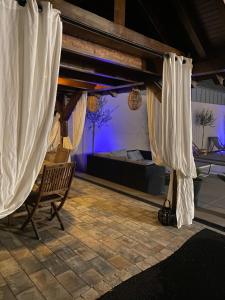 una camera con letto e tavolo con tende di Les petites plumes d’Hag a Haguenau