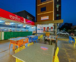 Hotel Chiranjeevi Kolhapur餐厅或其他用餐的地方