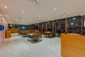 Hotel Chiranjeevi Kolhapur餐厅或其他用餐的地方