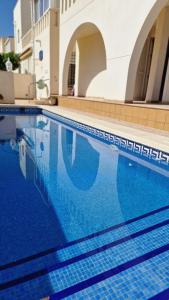 - une piscine d'eau bleue dans un bâtiment dans l'établissement Flamingo Vila Alicante, à San Pedro del Pinatar