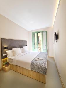 a bedroom with a large bed and a window at Hotel Casa Gardenia in Barcelona