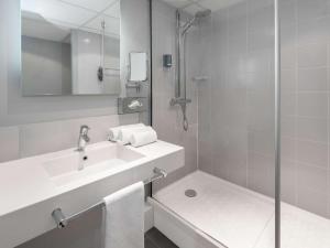 Um banheiro em Novotel Blois Centre Val De Loire