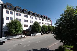 una calle vacía frente a un gran edificio blanco en Scandic Hønefoss en Hønefoss