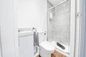 巴羅弗內斯的住宿－24 Baden Powell，白色的浴室设有卫生间和淋浴。