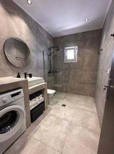 阿察格羅斯的住宿－斯特納大海陽光旅館，一间带洗衣机和水槽的浴室
