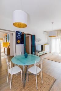 une salle à manger avec une table bleue et des chaises dans l'établissement CASA CELESTE- Sea front, à Anzio