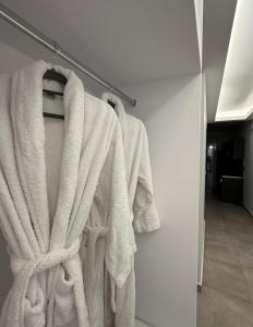 阿察格羅斯的住宿－斯特納大海陽光旅館，挂在架子上的一组白色毛巾