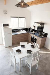 Η κουζίνα ή μικρή κουζίνα στο L'atelier, chalet proche lac et océan à Hourtin +14 φωτογραφίες