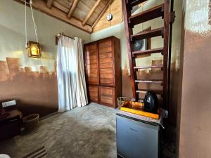 Habitación con cocina y puerta de madera. en Dorala Villa-Your home away home, en Kuruwita