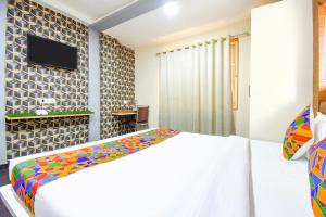 Giường trong phòng chung tại FabHotel Royal Empire